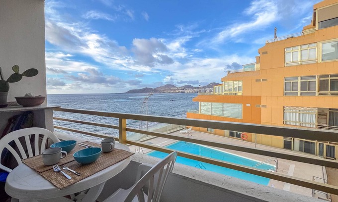 Las Palmas de Gran Canaria Apartamento | Canteras Seaviews - Balcony & Pool