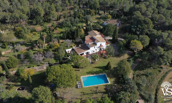 Sant Pere de Ribes Villa | Villa Can Pares, a 15 min de las playas de Sitges, a 30 min Barcelona. 20 huéspedes, piscina, césped