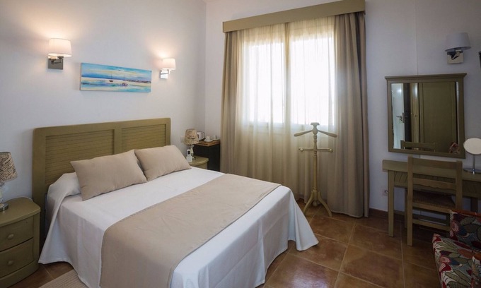 Sineu Hotel | CAN SERRETE - H. DOBLE VISTA MONTAÑA - Bonito hotel con piscina compartida y Wifi gratis.