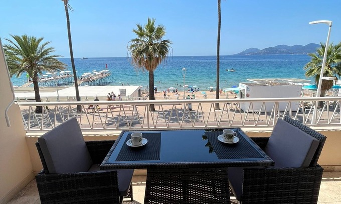 Le Suquet Apartamento | Can't Get Closer to Beach