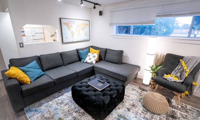 Rutland Casa | Canadian Creekside Getaway ~ Bring Your Pets!