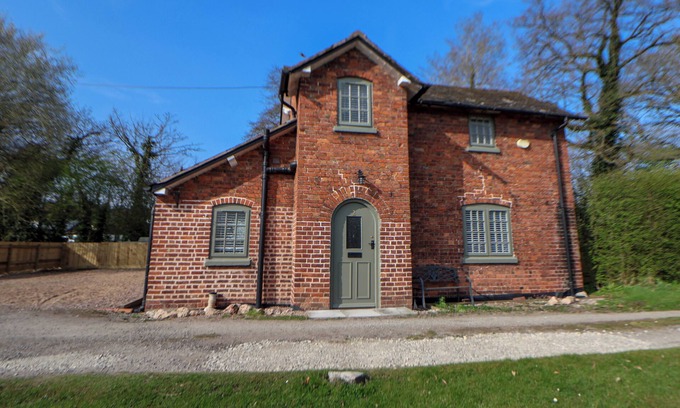 Nantwich Cabaña | CANAL BASIN COTTAGE, pet friendly, with a garden in Nantwich