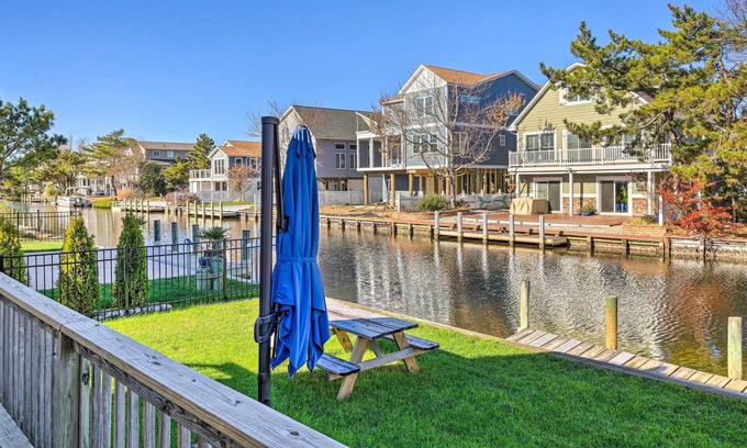 South Bethany Harbor Cabaña | Canal-Front Home w/ Dock < 1/2 Mi to Beach!