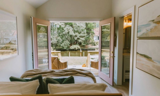Kitty Hawk Casa | Canal front, Modern Tiny House! Bike to Beach!