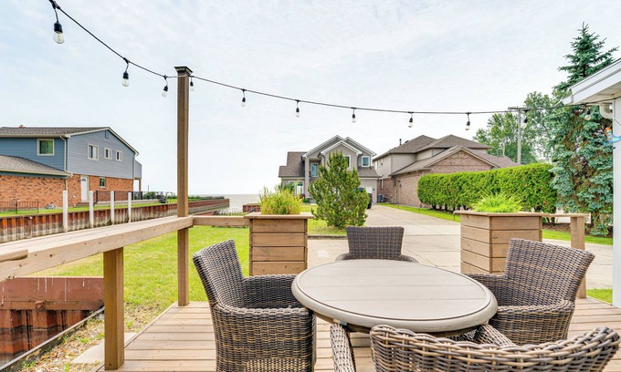 St. Clair Shores Casa | Canal-Front St Clair Shores Home: 2 Mi to Dtwn