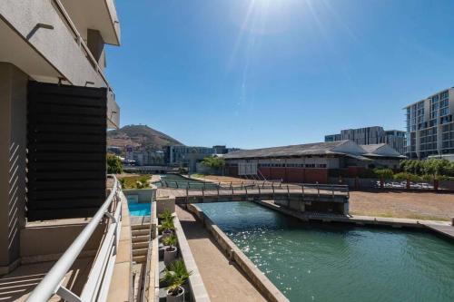 Victoria and Alfred Waterfront Apartamento | Canal-side Serenity: Stylish Apartment Retreat
