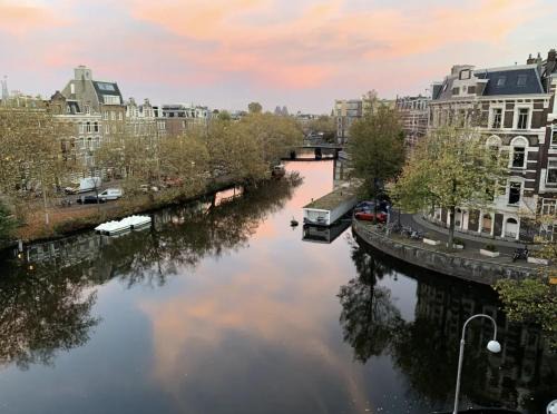 Museum Quarter Apartamento | Canal view home in the center