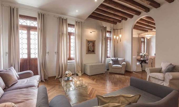 Castello Apartamento | Canal View Venetian Style Apartment in Top Location