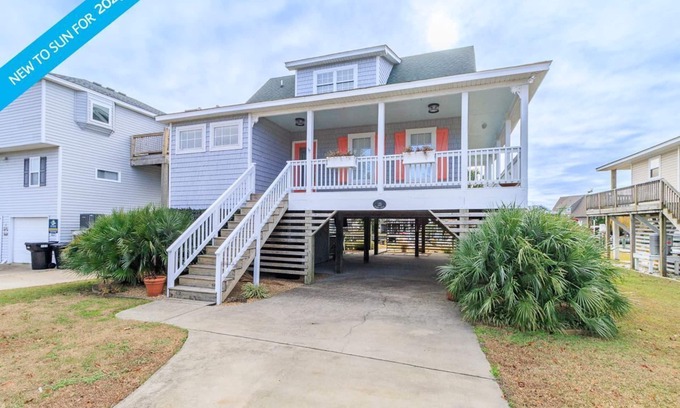 Colington Harbour Casa | Canalfront home w/ wraparound decks and community amenities!