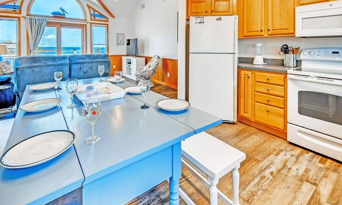Brigands' Bay Casa | Canalfront, Hot Tub, Private Boat Dock, + Windsports Access - L’Escape to Frisco