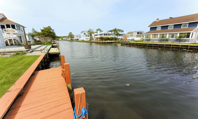 South Bethany Harbor Casa | Canalfront Retreat w/ Dock, Kayaks & Screened Porch – Pet-Friendly!