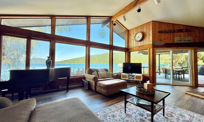 Naples Casa | Canandaigua casa frente al lago del corazón de Fingerlakes