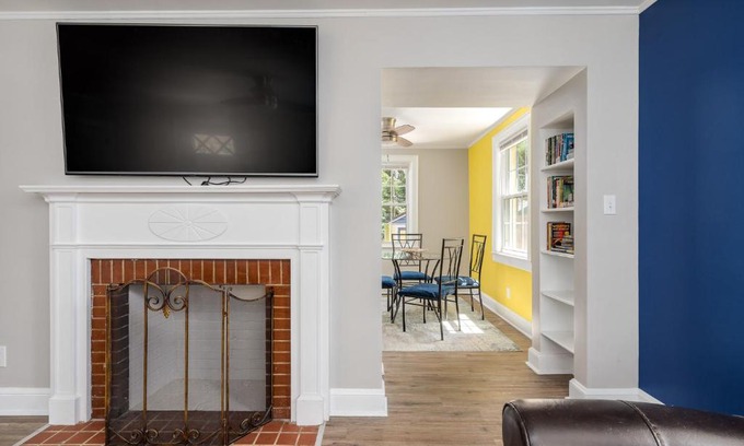 Lindley Park Casa | Canary Cottage