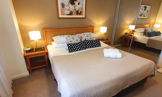 City East Apartamento | Canberra city unit with pool, gym