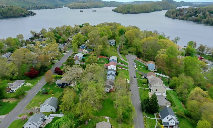Brookfield Casa | Candlewood Lake, Brookfield CT
