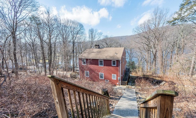 Danbury Casa | Candlewood Lake Getaway