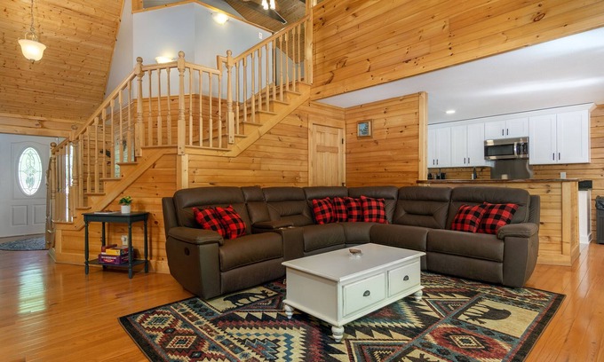 Fletcher Cabina | Cane Creek Cabin | Game Room, Pet Friendly & 25 min. to Downtown Asheville!