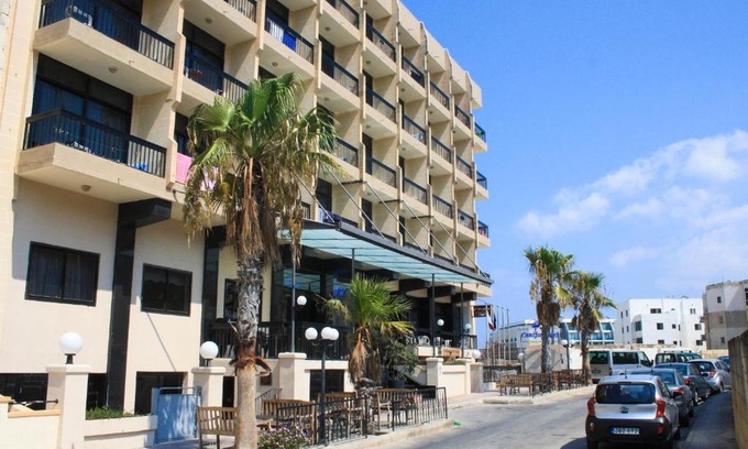 Qawra Hotel | Canifor Hotel