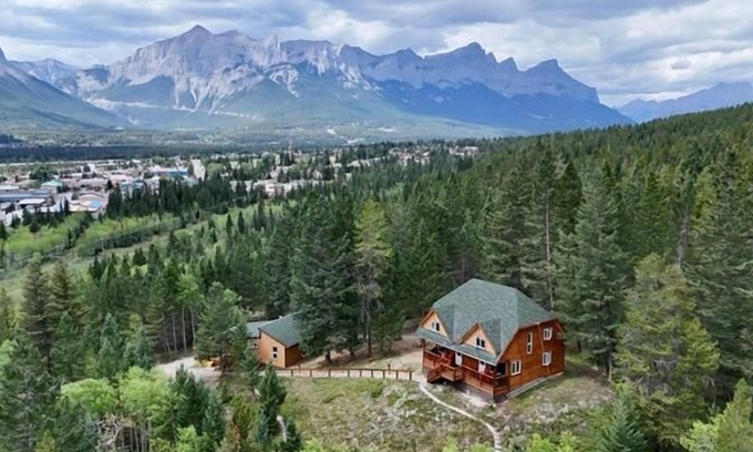 Canmore Cabina | Canmore Alpine Hostel - Alpine Club of Canada