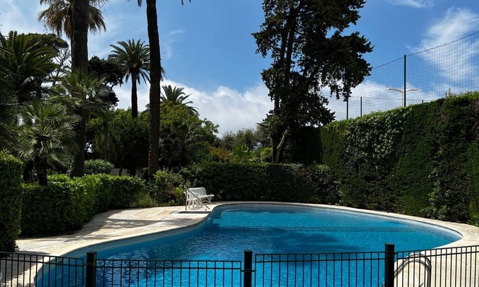 Cannes Apartamento | Cannes, apparently T3 garden level 30m from the beach, in landscaped park