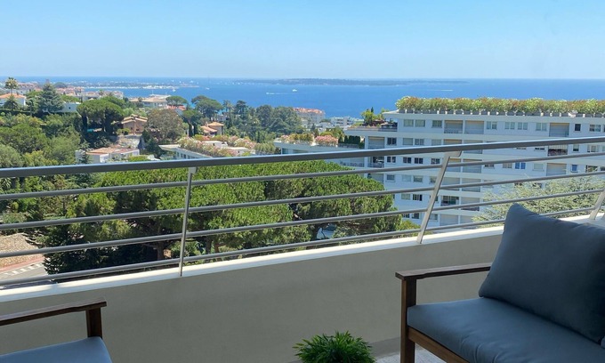 La Croix des Gardes Apartamento | Cannes, beautiful sea view apartment with pool and tennis court