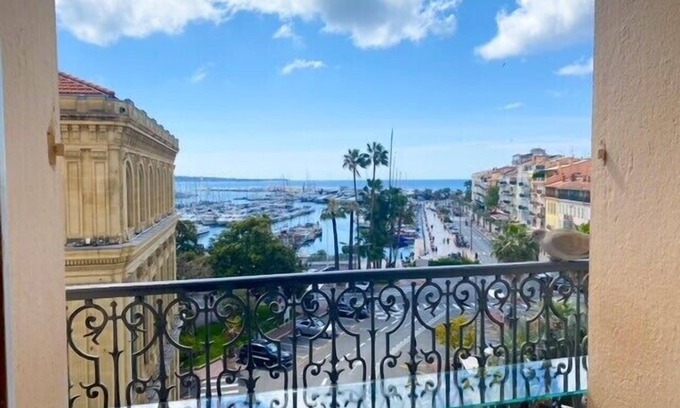Le Suquet Apartamento | Cannes: Quai St Pierre : 2 bedrooms apt with balcony and sea view