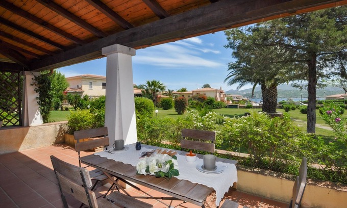 Cannigione Apartamento | Cannigione - Villa a stone's throw from the beach