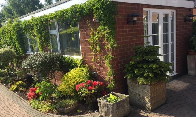 Cannock Apartamento | Cannock Chase Guest House Self Catering incl all home amenities & private entrance