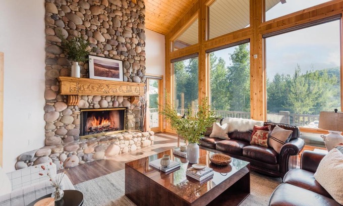 Deer Valley Casa | Canopy by AvantStay 8 BR Cabin w Hot Tub Movie Theatre Sauna