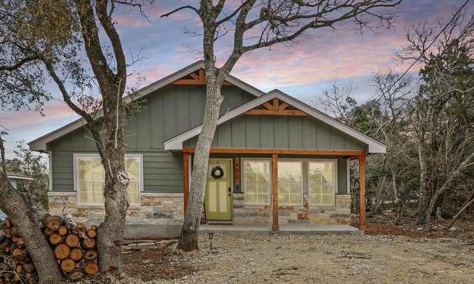 Canyon Lake Cabaña | Canyon Lake Gem, 7 miles to tubing, & wedding venues