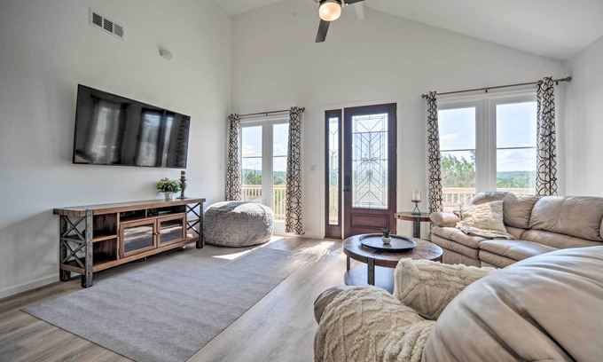 Canyon Lake Cabaña | Canyon Lake Retreat w/ Deck Near Boat Ramps
