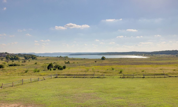 Canyon Lake Casa | Canyon Lake Townhome w/ Balcony, Deck & Yard!