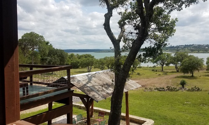 Canyon Lake Casa | Hermosa propiedad LAKEFRONT en 3 acres con cubiertas muy grandes.Entrada al lago poco profundo