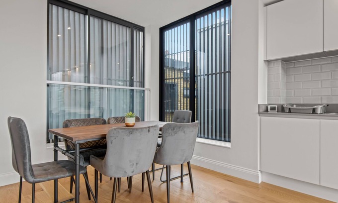 Cazenove Apartamento | Capacious Three Bed Apartment in Slindon Court by MySquare
