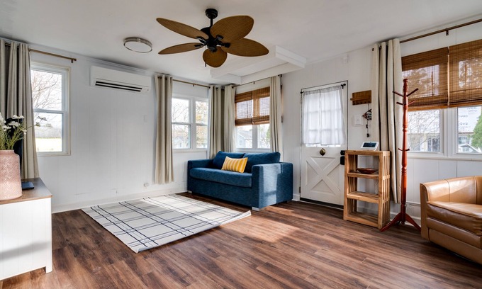 Villas Casa | Cape Bay Cottage, Dog Friendly, Short Walk to Best Sunsets at the Bay