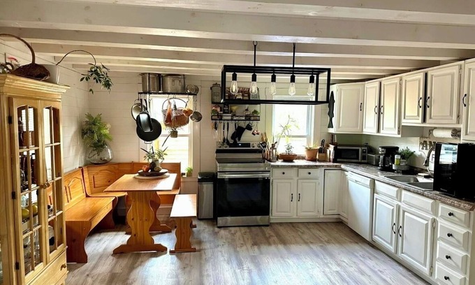 Buzzards Bay Casa | Cape Cod Farmhouse- Pet Friendly, Fully Fenced in Backyard
