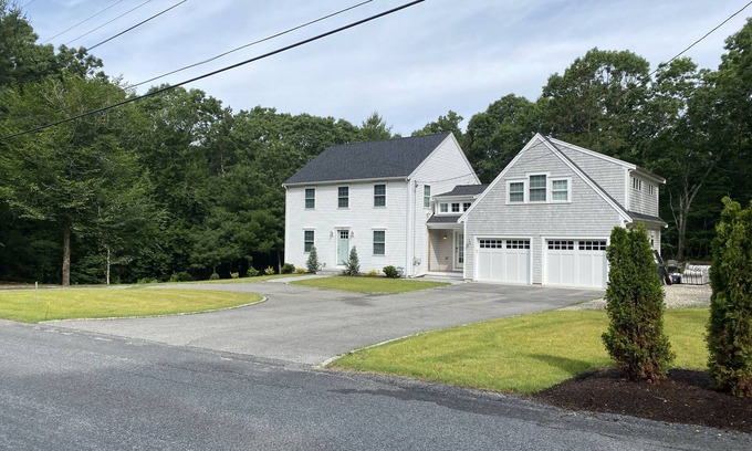 Marstons Mills Casa | Cape Cod location with 6 bedrooms and 4 baths, well furnished for your comfort!