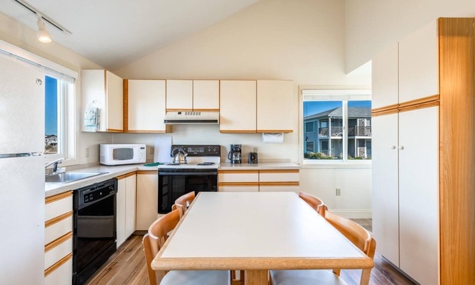 West Yarmouth Apartamento | Cape Codder for 4, Green Harbor Resort, Private Beach, Ocean-View Pool
