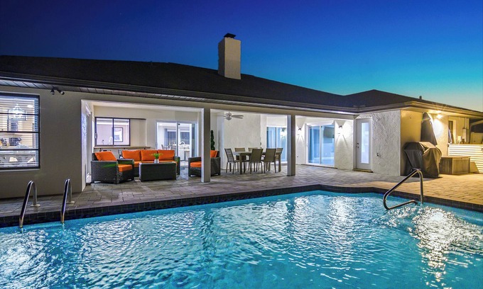 Pelican Casa | Cape Coral Dream Home – Pool, Games & Mini Golf