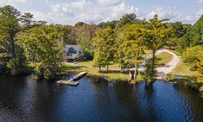 Rocky Point Casa | Cape Fear Treehouse Boat Ramp, Dock, Kayaks, Firepit, Games