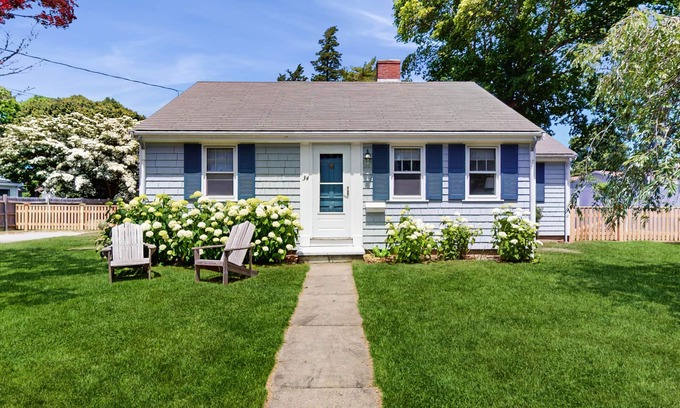 Falmouth Casa | Cape house w/ AC, walk to Park, ferries, dining & shops; close to rail trail
