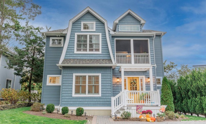 Cape May Point Casa | Cape May Point Home just steps to Lake Lily.