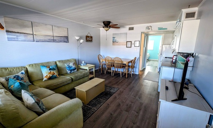 Admiral Estates Condominio | Cape Roc Condo - Sleeps 6 - Pool - Just Steps to the Beach