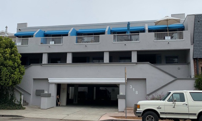 Capitola Condominio | Corazón de Capitola Village con dos espacios de estacionamiento privado y cerca de la playa!
