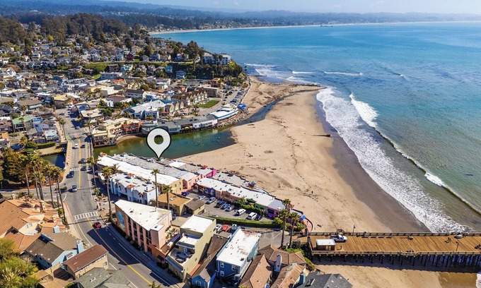 Capitola Casa | Capitola Venetian #1 – Historic Beachfront Getaway