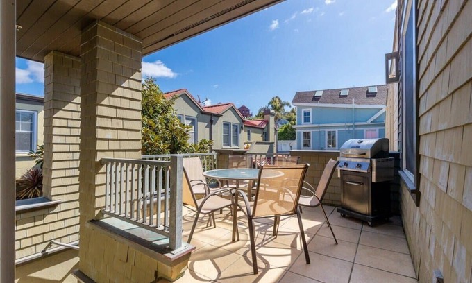 Capitola Apartamento | Capitola Village Retreat with Garage!