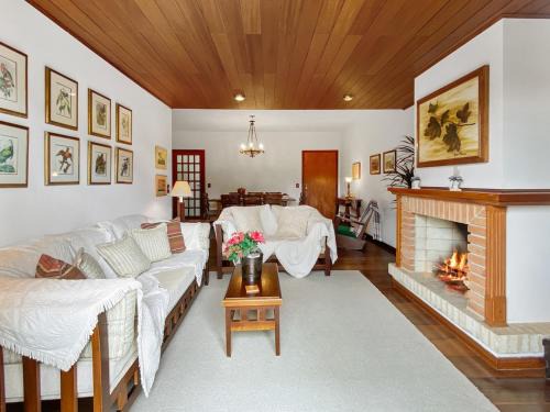 Vila Inglesa Apartamento | Capivari - Lareira - 3 Quartos - Cozinha - Aconchegante