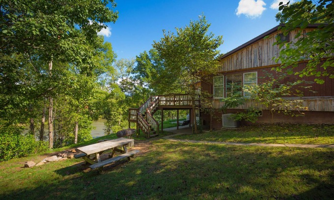 Luray Cabina | Captain's Lodge, 15 acres con 250 metros de propiedad privada frente al río Shenandoah