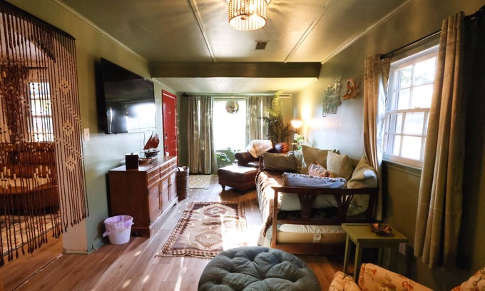 Charleston Casa | Captain's Quarters-Beautiful Home minutes to Folly