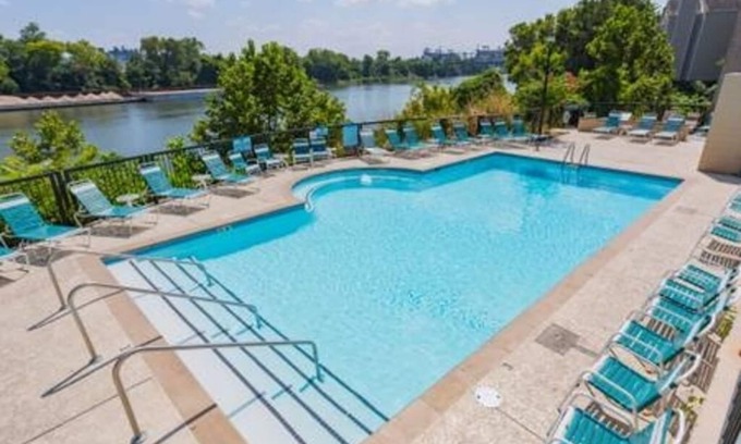 East Bank Condominio | Captain's Quarters Riverfront (Centro)
